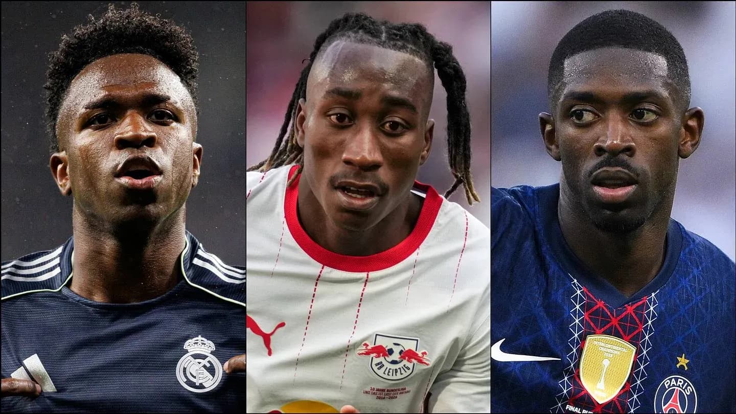 Tres jugadores de fútbol en acción durante un partido