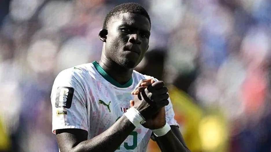 Jugador de fútbol con camiseta de Senegal en el campo