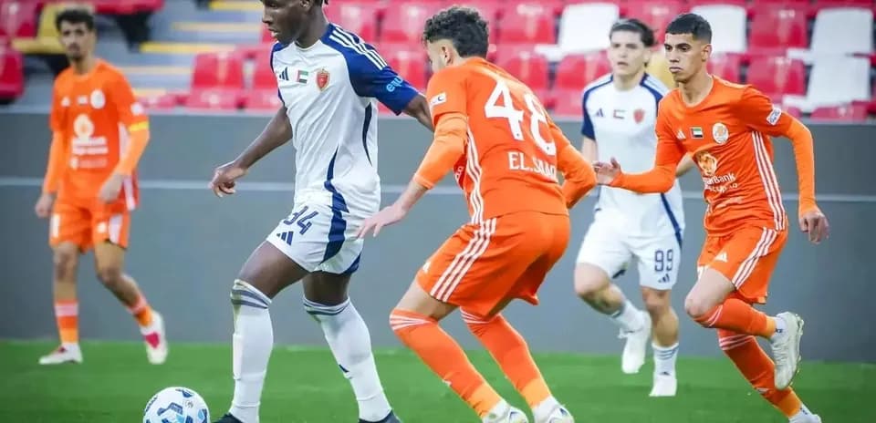 Jugadores compitiendo en el partido Ajman U23 vs Dibba Al Fujairah U23
