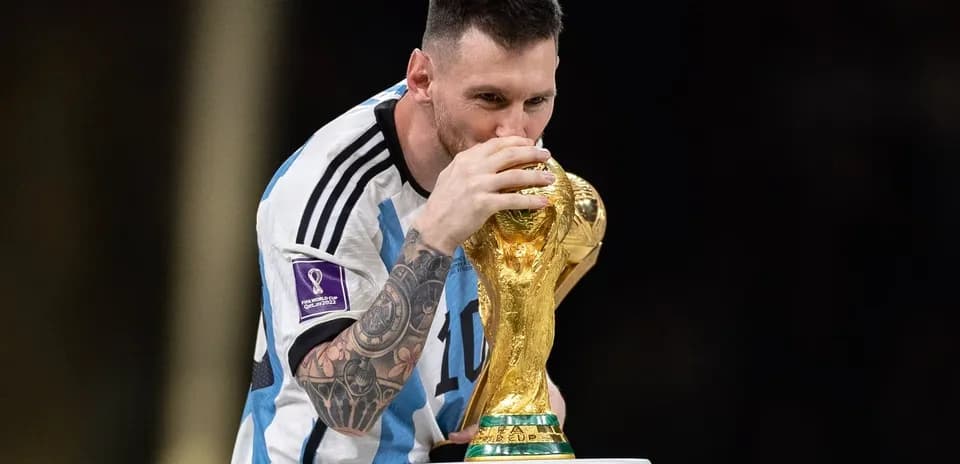 Jugador sosteniendo la Copa del Mundo en el podio
