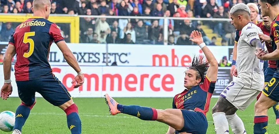 Jugador cae durante el partido Fiorentina vs Genoa