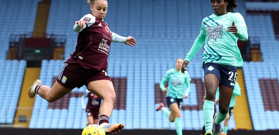 Jugadora de Aston Villa disparando al balón