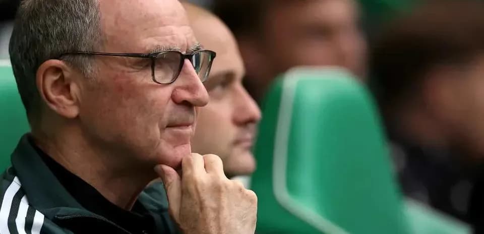 Entrenador observando el partido en la banca