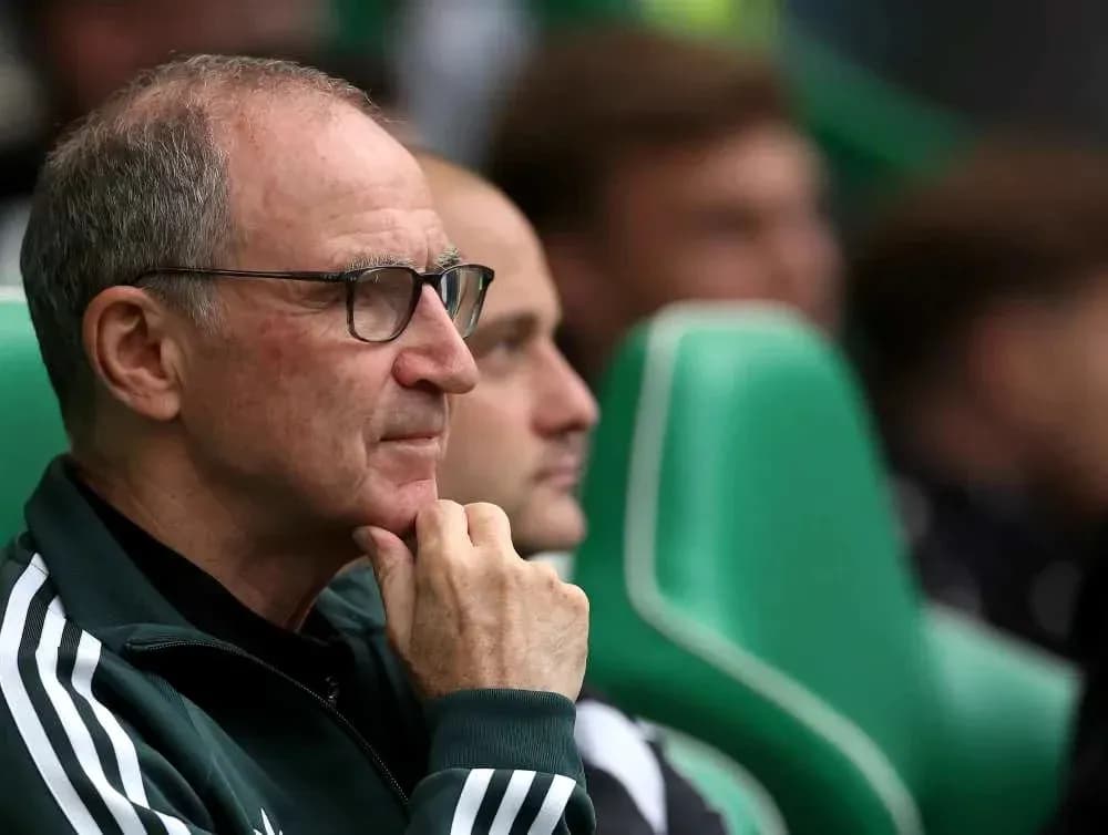 Entrenador observando el partido en la banca