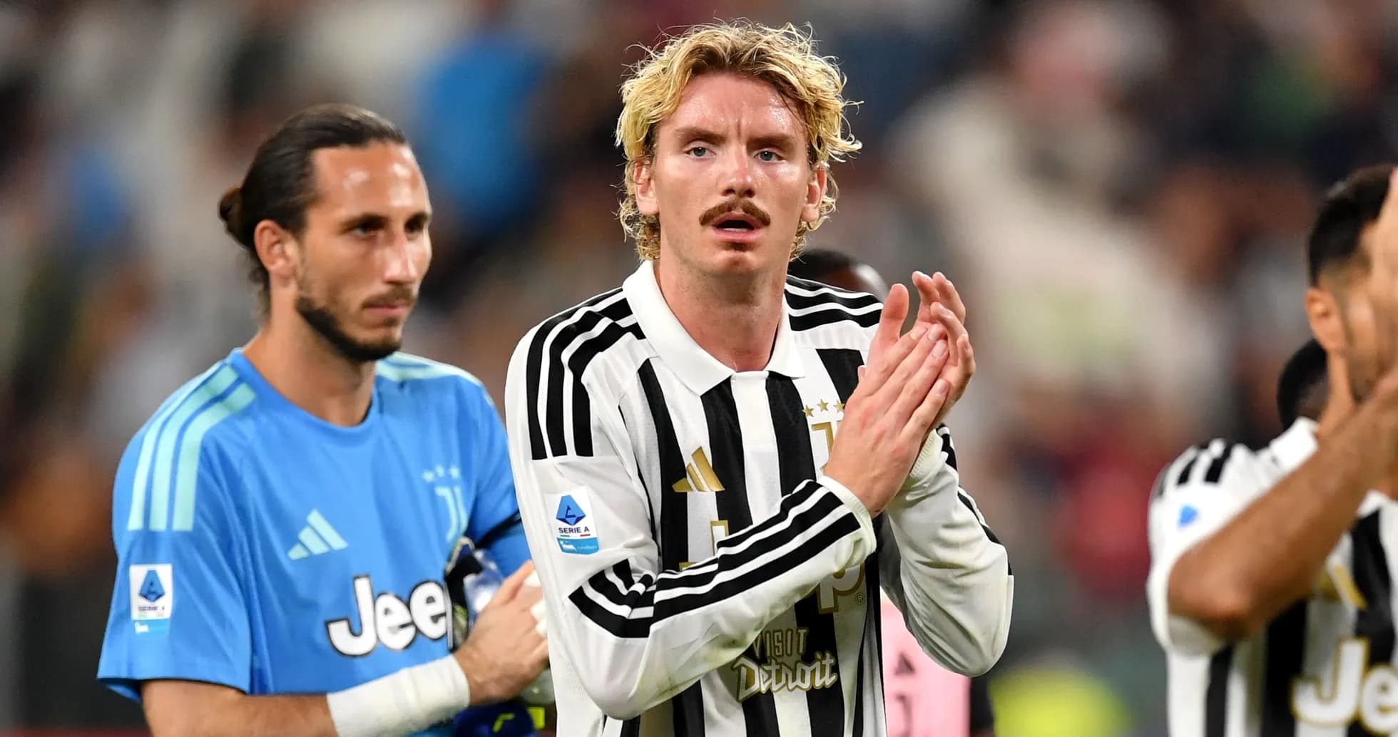 Jugadores de Juventus aplaudiendo tras el partido