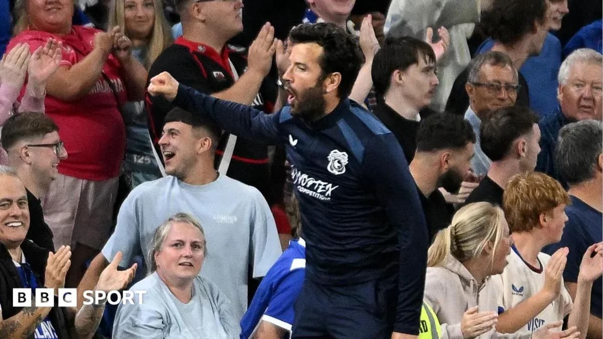 Entrenador celebrando con la afición en el estadio