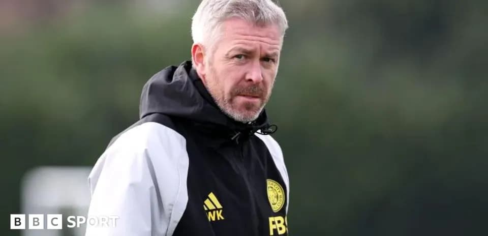 Entrenador observando durante una sesión de entrenamiento