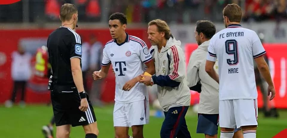 Jugador de Bayern Munich siendo atendido por el entrenador