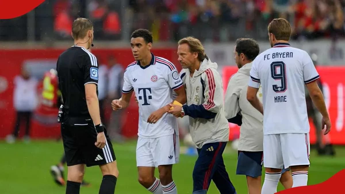 Jugador de Bayern Munich siendo atendido por el entrenador