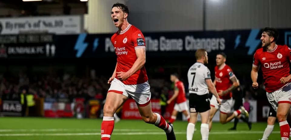 Jugador de Sligo Rovers celebrando un gol en el partido