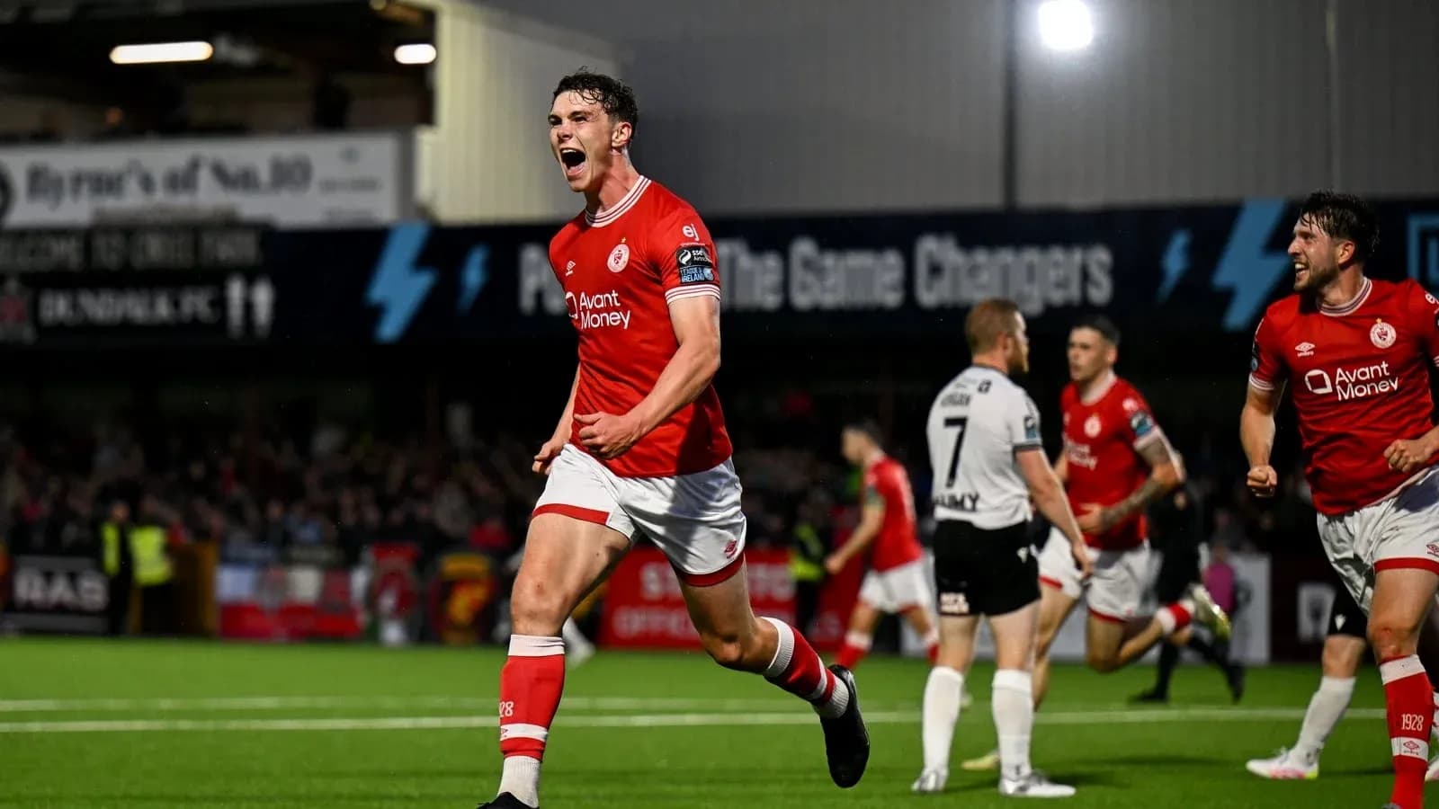 Jugador de Sligo Rovers celebrando un gol en el partido
