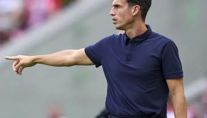 Entrenador señalando instrucciones desde la banda