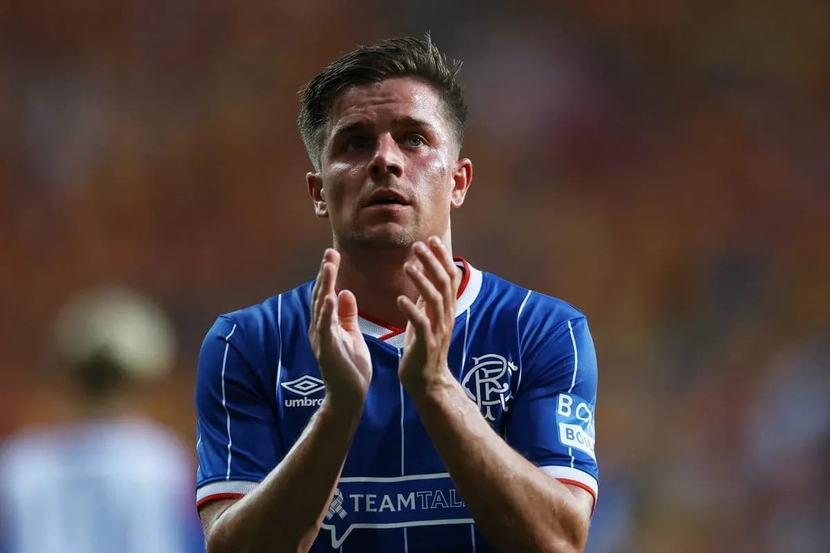 Jugador de Rangers aplaudiendo en el partido