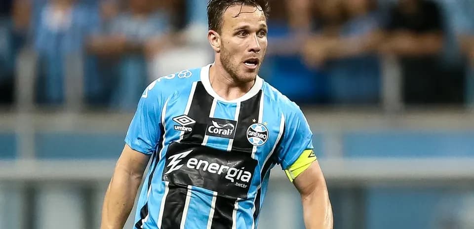 Jugador de Grêmio corriendo con balón en el campo
