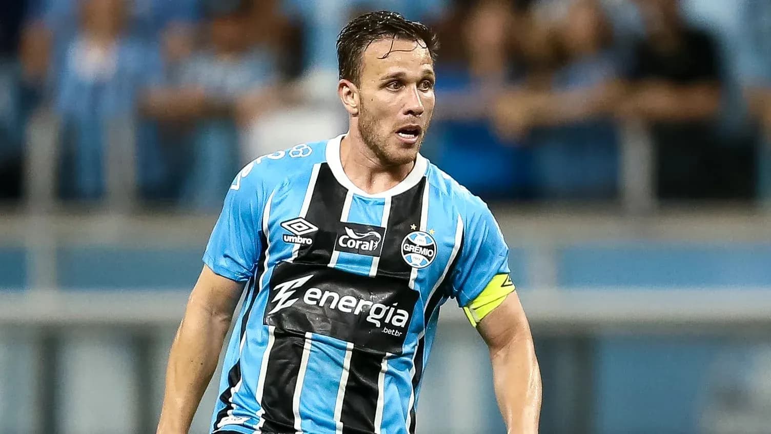 Jugador de Grêmio corriendo con balón en el campo