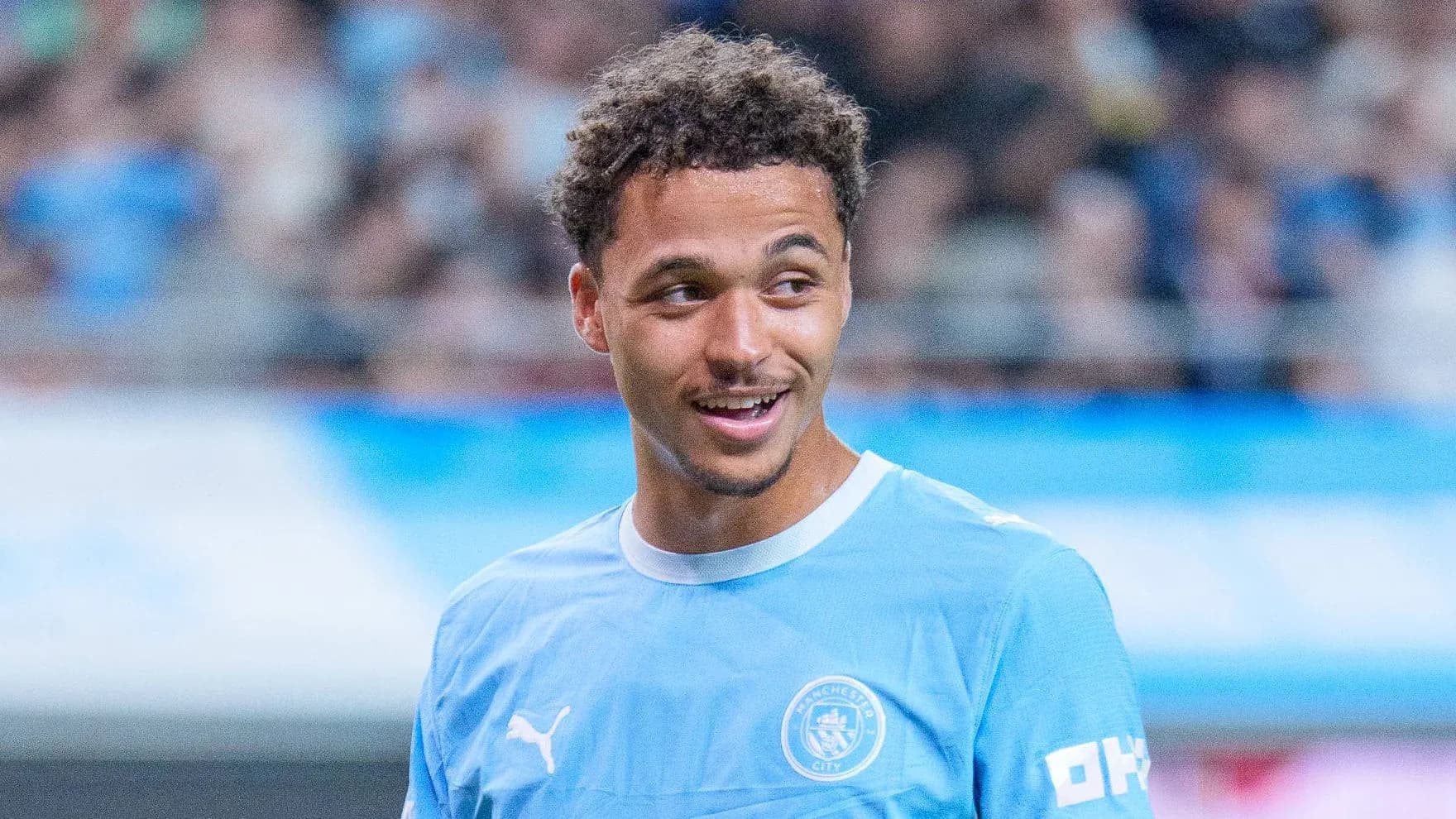 Jugador de Manchester City sonriendo en el campo
