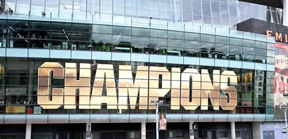 Escritorio del estadio con la palabra 'CHAMPIONS'