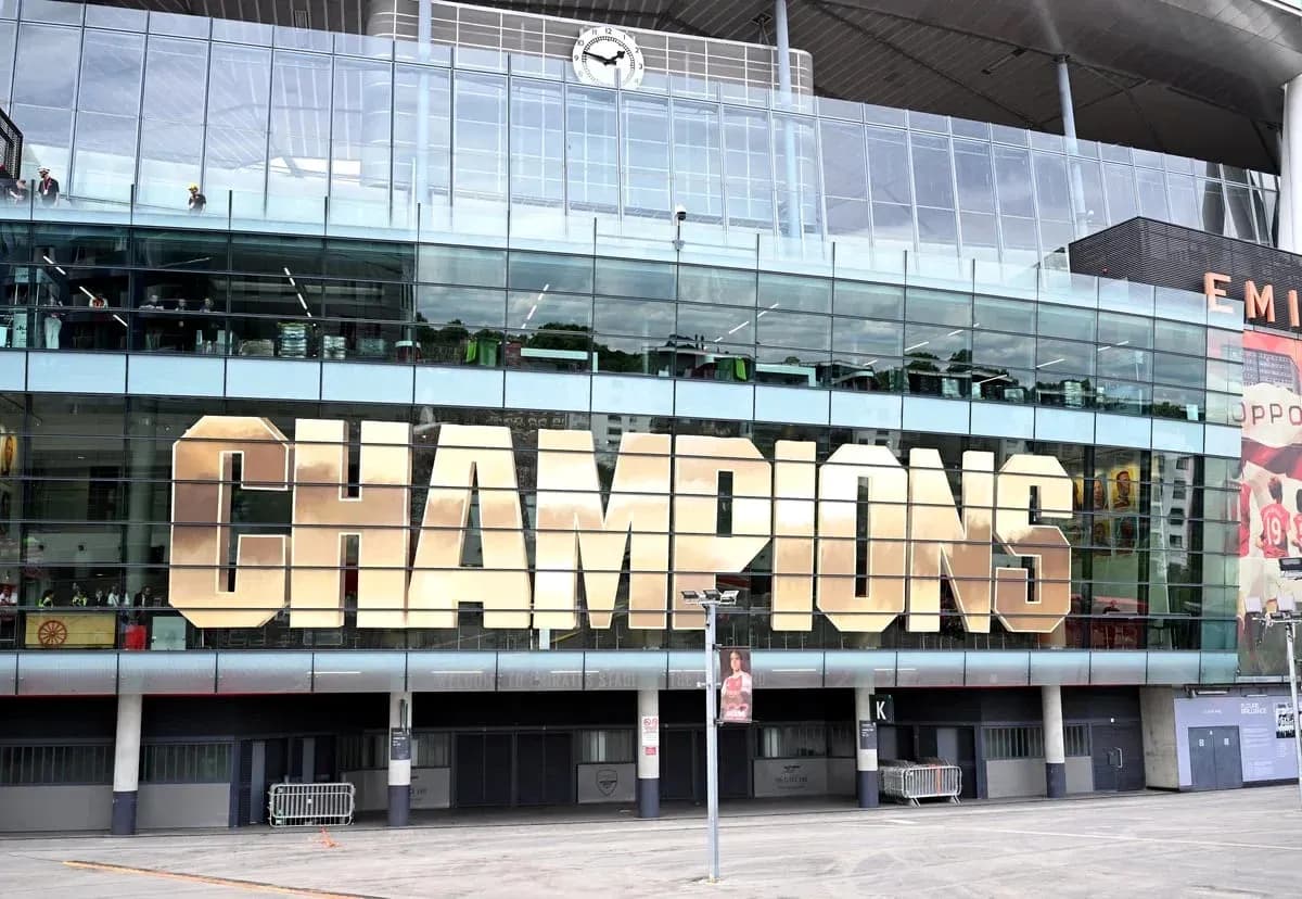 Escritorio del estadio con la palabra 'CHAMPIONS'
