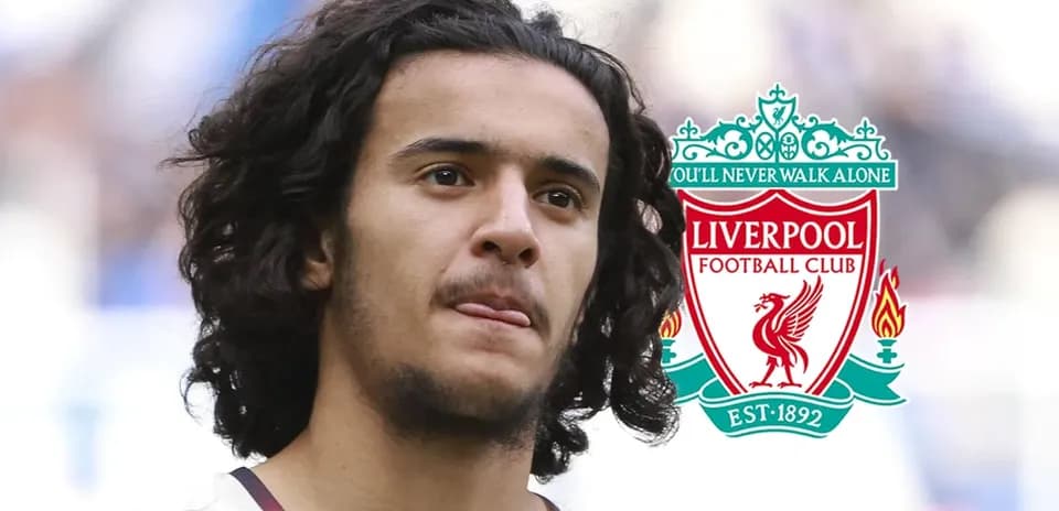 Jugador de Liverpool con logo del club de fondo