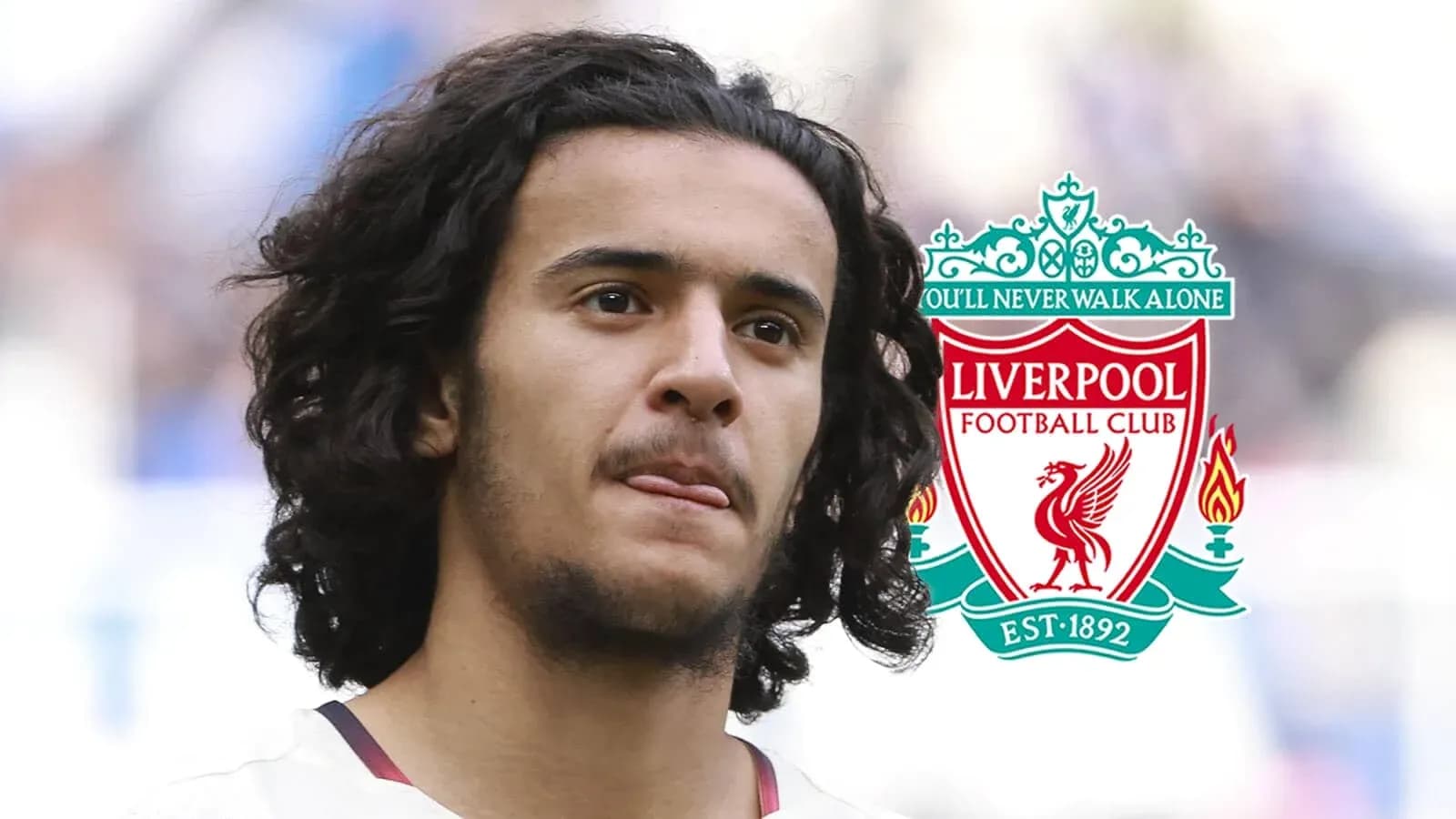 Jugador de Liverpool con logo del club de fondo