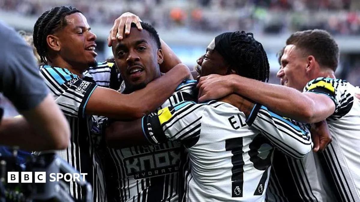 Jugadores de Newcastle celebrando un gol juntos