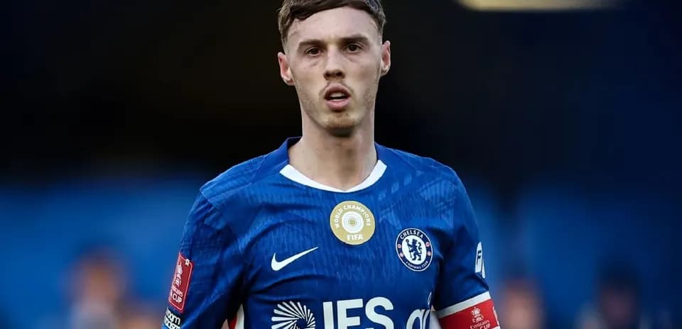 Jugador de Chelsea con camiseta azul en el campo