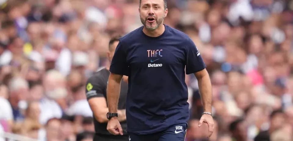 Entrenador dirigiendo a su equipo durante el partido