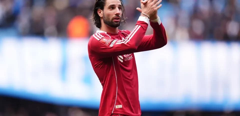 Jugador aplaudiendo durante el partido en el estadio