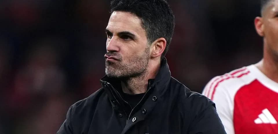 Entrenador gesticulando durante el partido