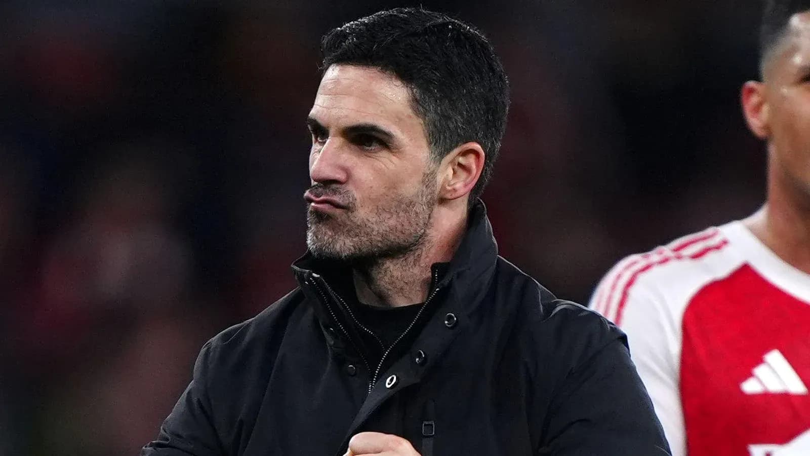 Entrenador gesticulando durante el partido