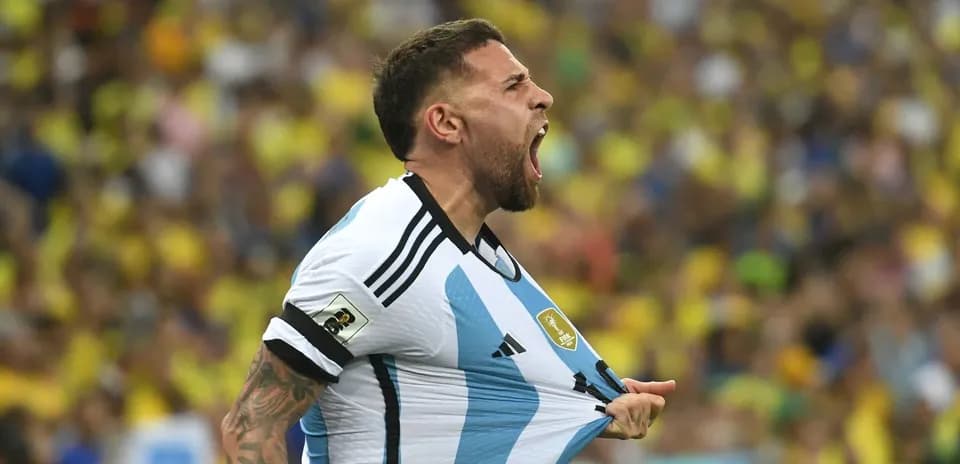 Jugador argentino gritando y levantando su camiseta