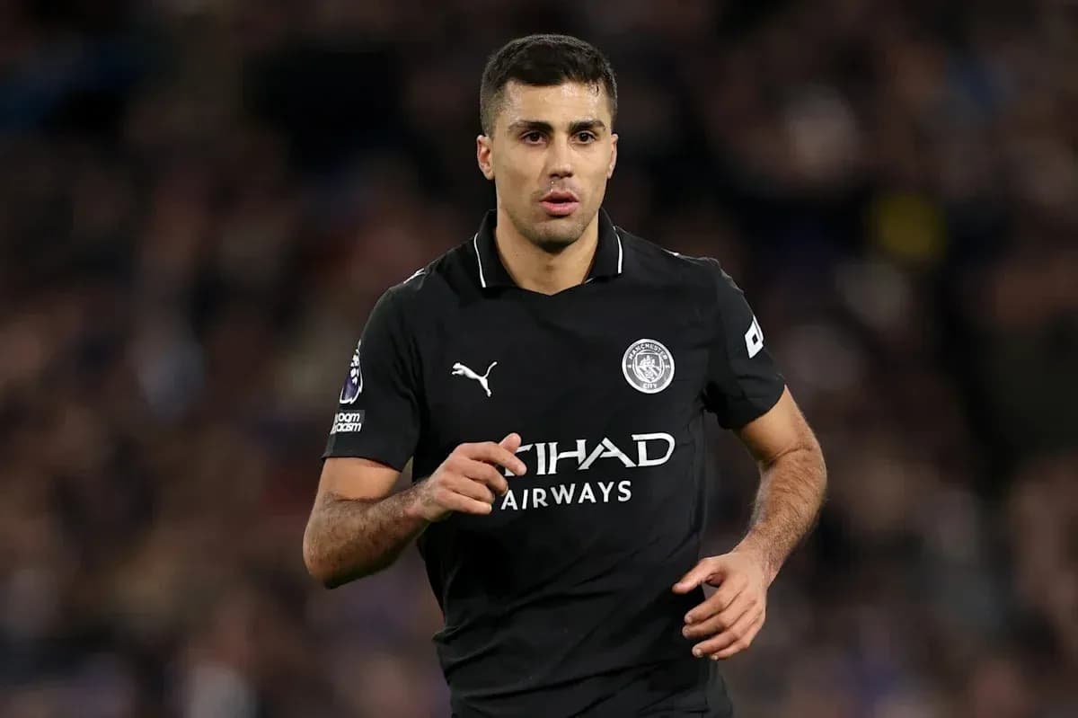 Jugador de Manchester City corriendo en el campo