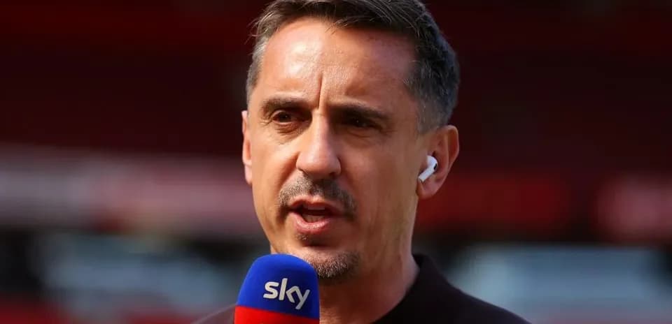 Analista deportivo hablando en un micrófono de Sky