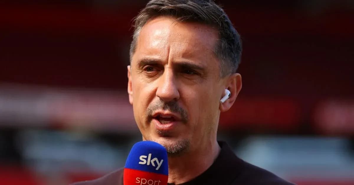 Analista deportivo hablando en un micrófono de Sky