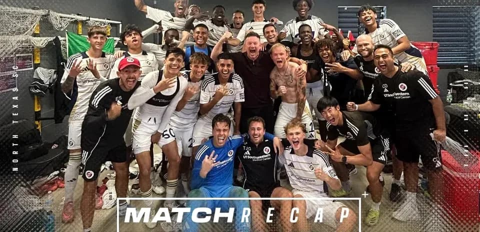 Celebración del equipo North Texas después del partido