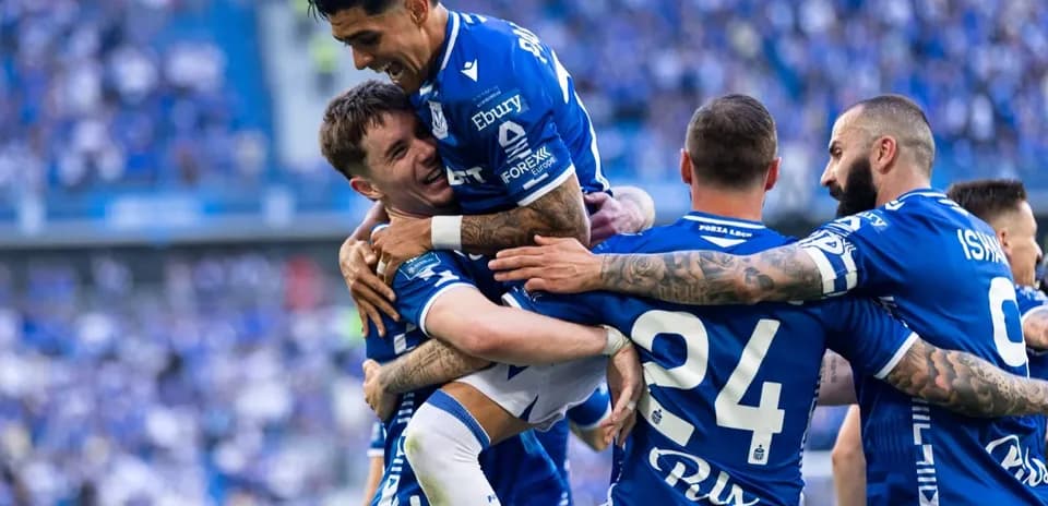 Jugadores de Lech Poznan celebrando un gol