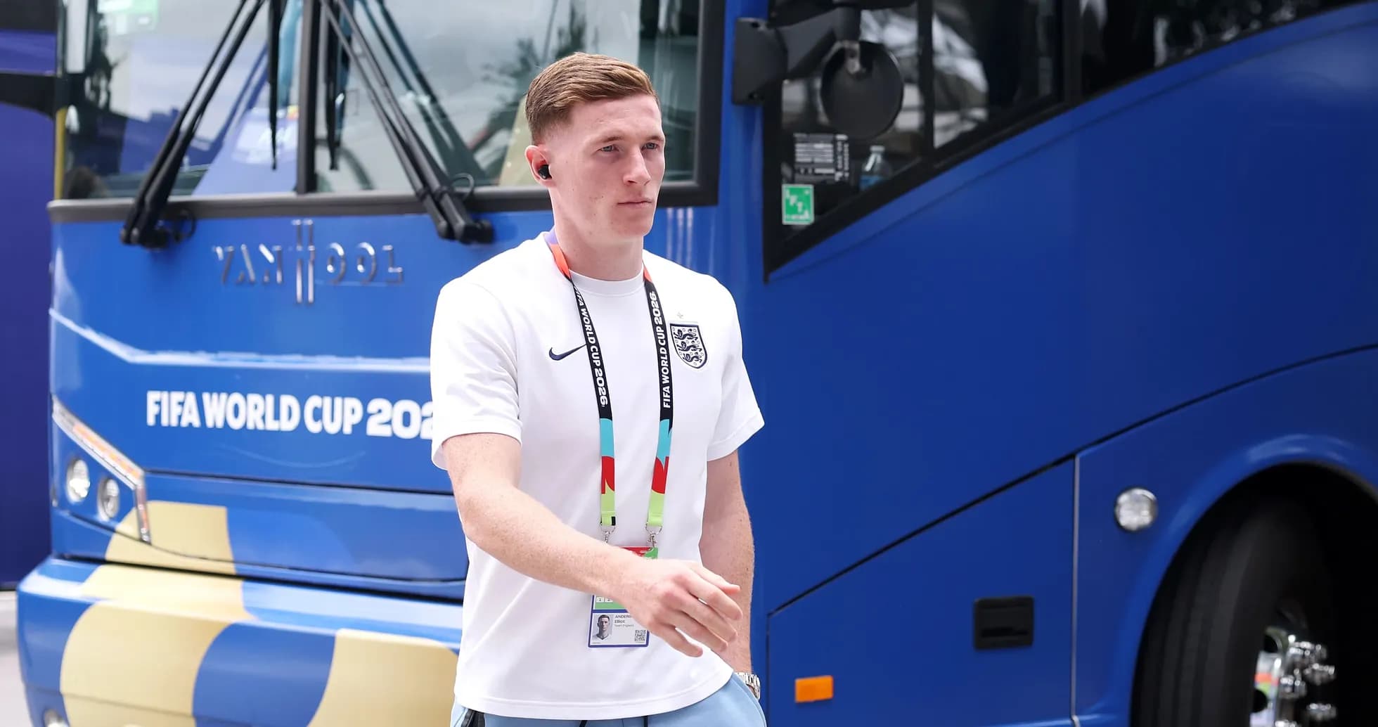 Jugador caminando hacia autobús de la Copa Mundial