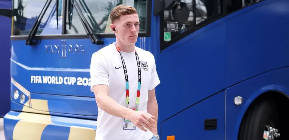 Jugador caminando hacia autobús de la Copa Mundial