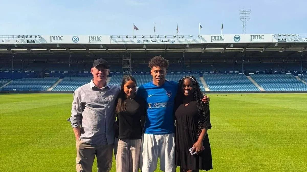 Cuatro personas posando en el campo de fútbol