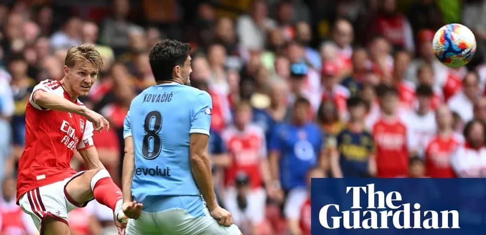 Jugador de Arsenal disparando ante oponente de Manchester City