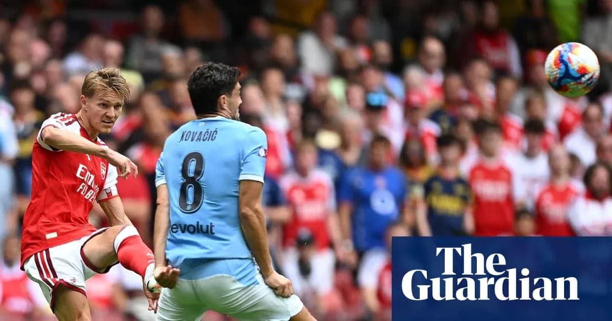 Jugador de Arsenal disparando ante oponente de Manchester City
