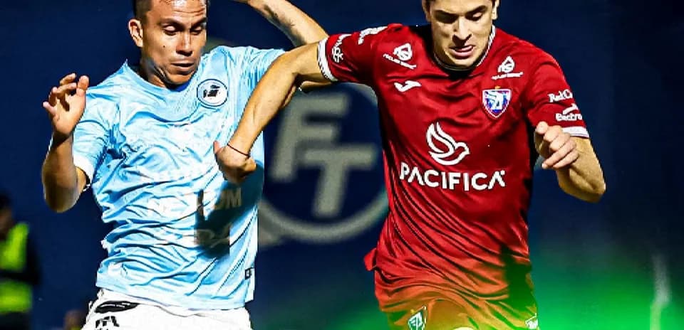 Jugadores de CDS Tampico Madero y Tepatitlán en acción