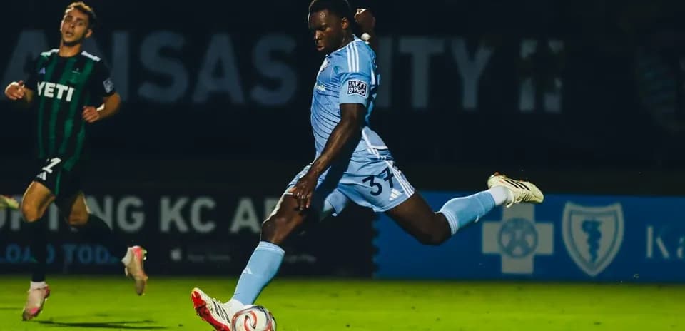 Jugador de Sporting KC II chutando el balón