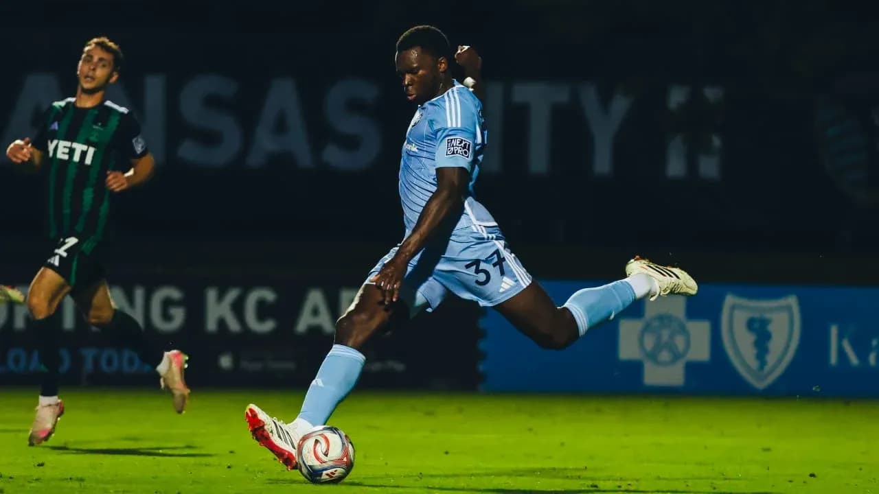 Jugador de Sporting KC II chutando el balón