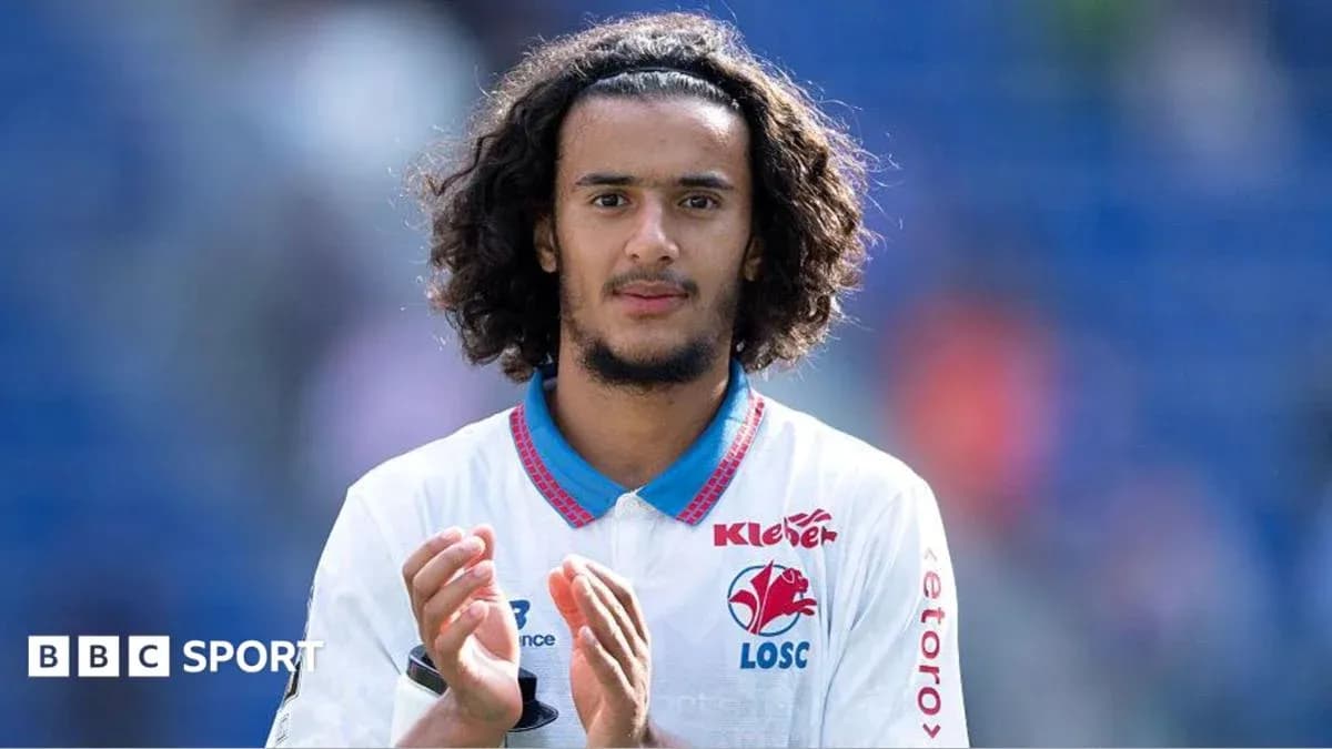 Jugador aplaudiendo con camiseta de LOSC Lille