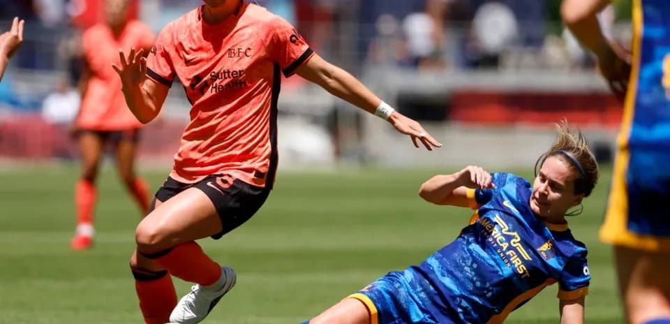 Jugadora de Bay FC evitando a rival de Utah Royals