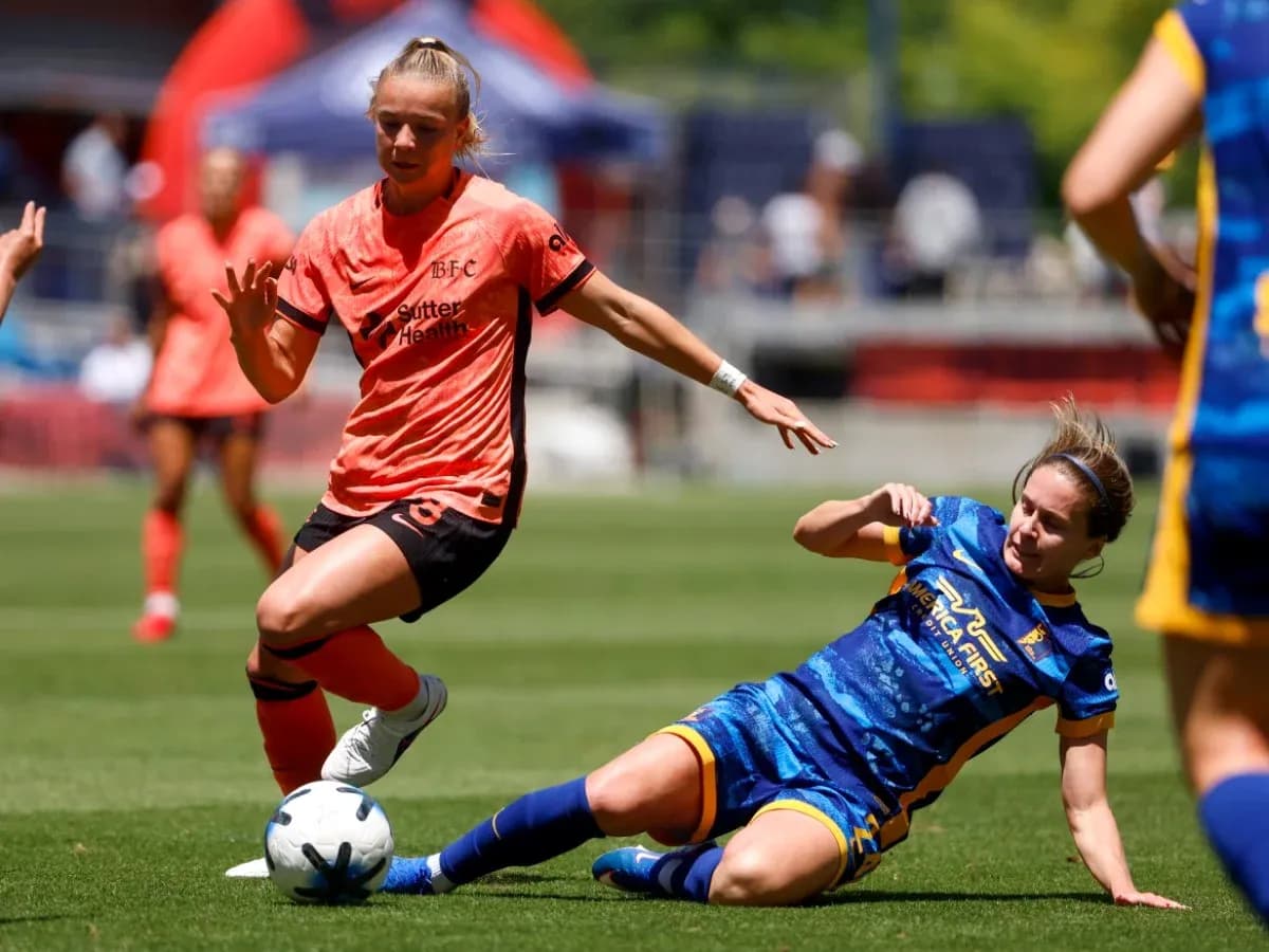 Jugadora de Bay FC evitando a rival de Utah Royals