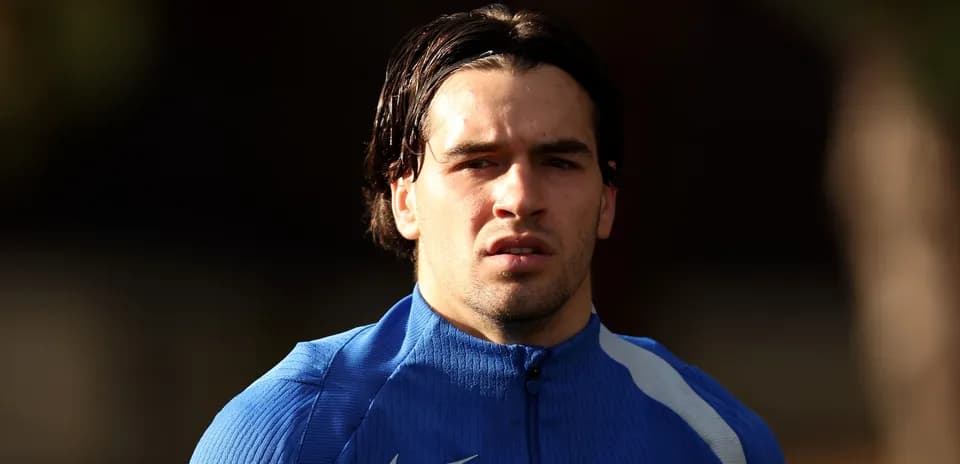 Jugador con chaqueta azul durante entrenamiento