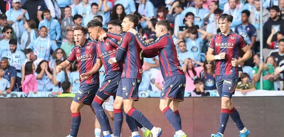 Jugadores de Levante celebrando un gol