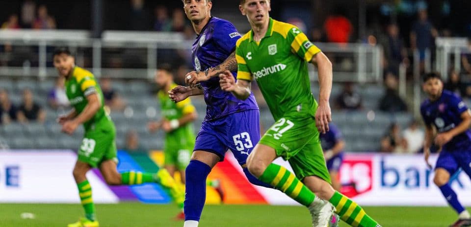 Dos jugadores compitiendo en el partido